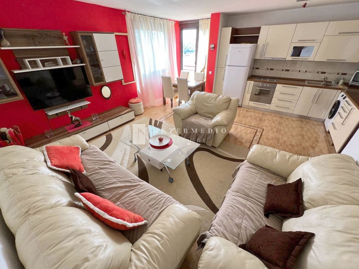 Izdaje se dvosoban stan u centru Igala – 3 min do mora